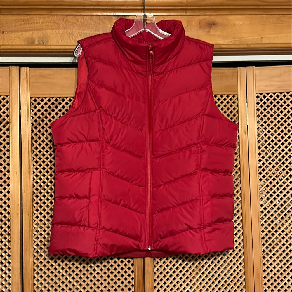 Women’s Lands’ End quilted puffer vest, in red, XL (18).       (508)